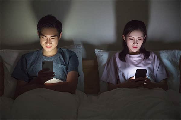 熬夜_玩手机_夫妻.jpg
